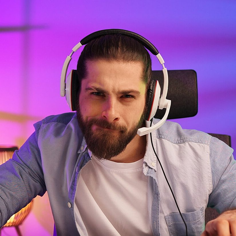 gamer-bearded-guy-in-a-gaming-headset-wins-a-vid.jpg gamer-bearded-guy-in-a-gaming-headset-wins-a-vid.jpg
